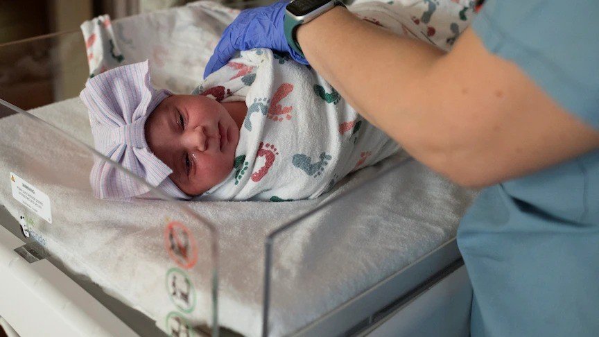 الانسداد الرئوي.. أعراض وطرق علاج عيب خلقي يظهر عند الولادة