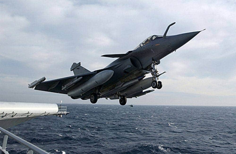 Rafale M armé d'un missile ASMPA nucléaire au catapultage