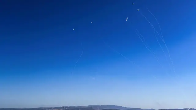 قال حزب الله في بيان له إنه استهدف الكريوت شمالي مدينة حيفا برشقة صاروخية كبيرة.