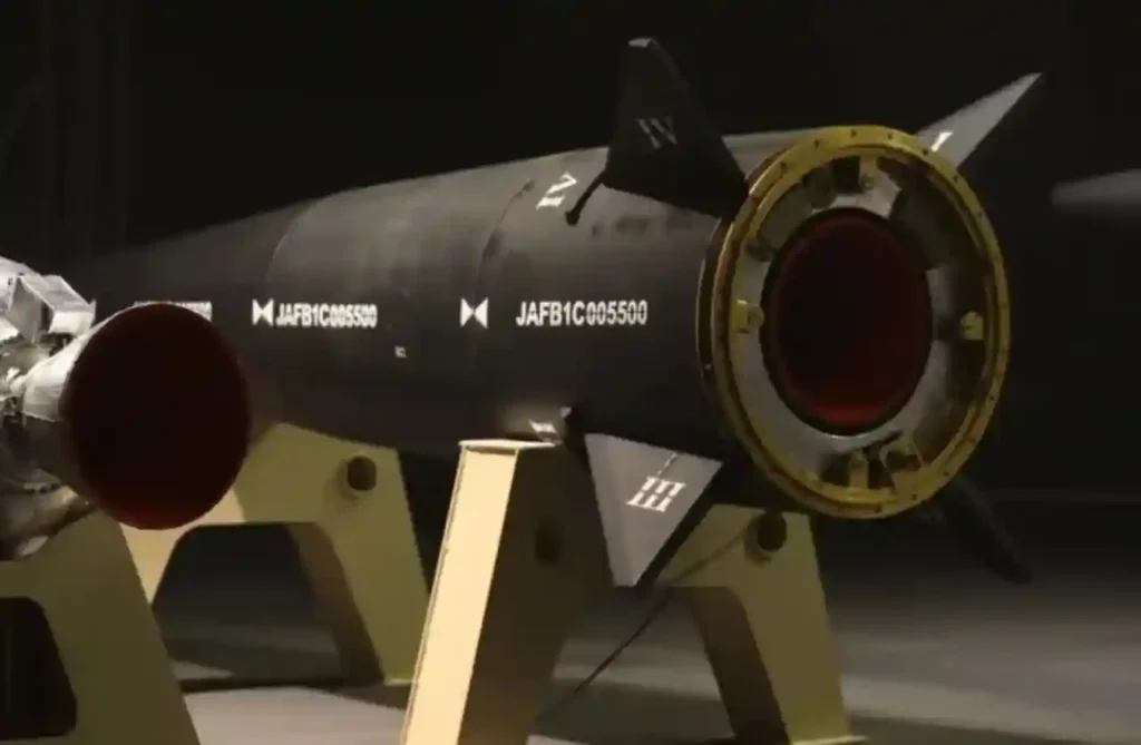 إيران تكشف عن أول صاروخ فرطي صوتي من طراز "فتاح"