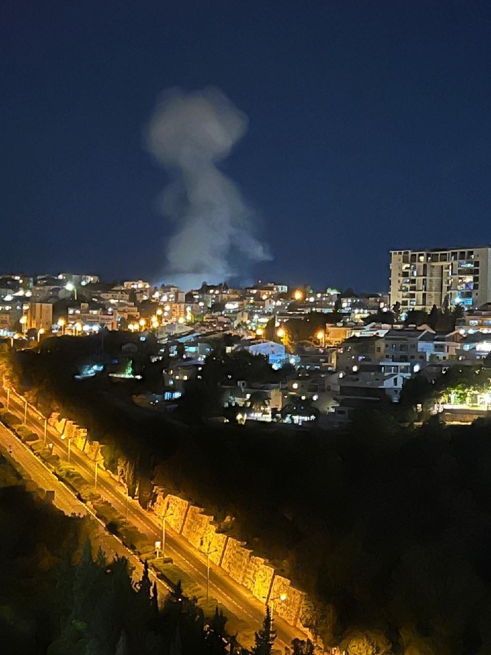 أضرار كبيرة في حيفا المحتلة اثر سقوط صواريخ حزب الله النوعية التي استهدفت 5 قواعد عسكرية 2 حيفا