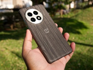 OnePlus 13 وOnePlus 13R قيد المراجعة 16 نصف عبوة مغناطيسية من الخشب الحبيبي