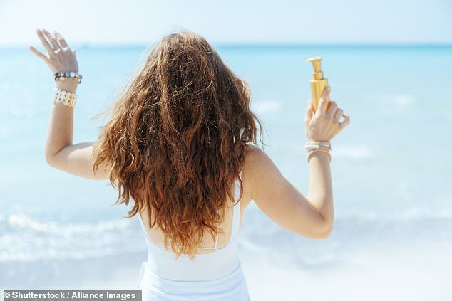 تظهر الأبحاث أنه في حين أن 65 في المائة من الأشخاص يستخدمون الحماية من الشمس على بشرتهم، فإن 18 في المائة فقط يستخدمونها لشعرهم (مخزون)