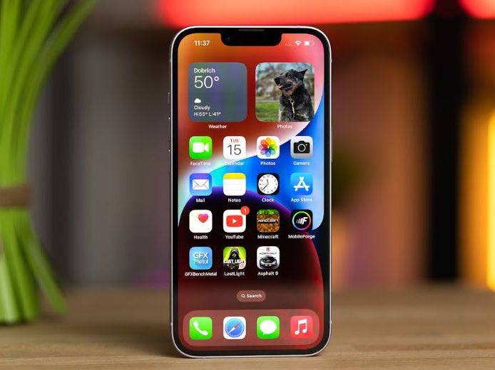 يقال إن iPhone SE القادم يشبه iPhone 14. | حقوق الصورة – PhoneArena – تخاطر شركة Apple بفقدان شهرتها التي تحسد عليها مع iPhone 17