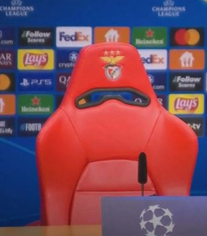 الكولاج يظهر كرسي فريق Benfica فارغ وخريطة شدة الزلزال بالقرب من لشبونة.