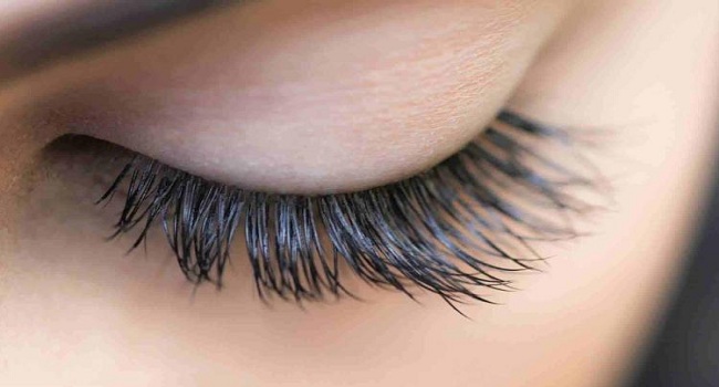 سوء التغذيةيؤدي إلى ضعف بصيلات الرموش وتساقطها