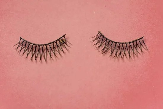 7 أخطاء شائعة تتسبب بفقدان الرموش.. الرموش الصناعية أبرزها