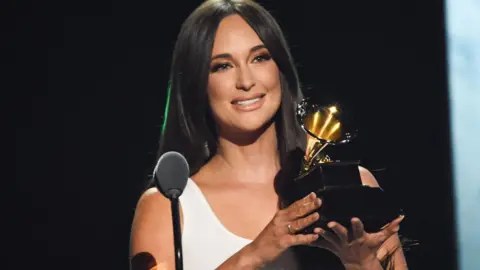 Getty Images Kacey Musgraves تقبل جائزة Grammy لها