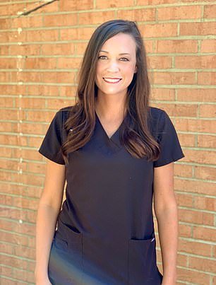 تمر أمي من اثنين ، 34 عامًا ، بعشرات العمليات الجراحية لاستبدال عظامها التي تموت-والتي يرتبط بها الأطباء مع لقاح Covid 8 اعتادت السيدة بورنيت ، البالغة من العمر الآن 34 عامًا ، أن تكون ممرضة ومخرجًا في دار لرعاية المسنين ولكن كان عليها أن تعاني من إعاقة بسبب مضاعفاتها الطبية