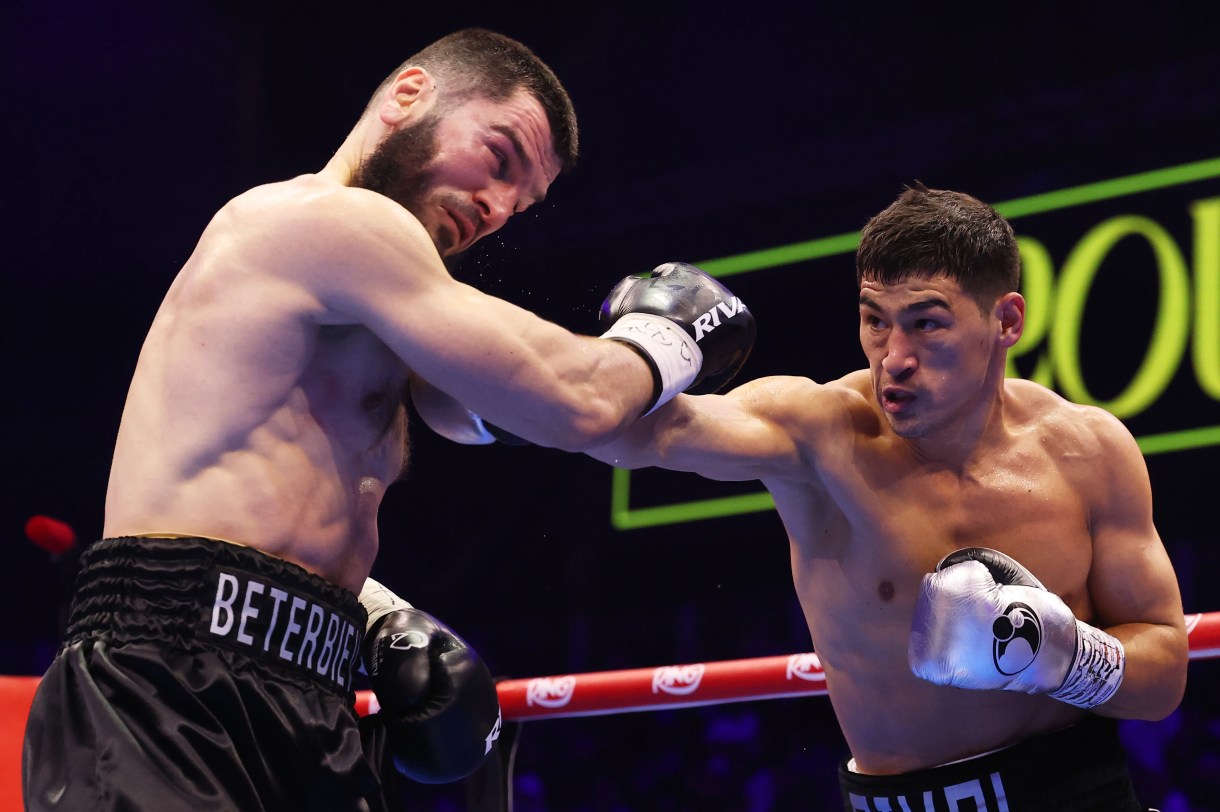 مستوحاة من Dmitry Bivol Avenges خسارة Artur Beterbiev في فيلم Triller بلا منازع 6 بدأ Dmitry Bivol ، إلى اليمين ، قويًا في مباراة العودة مع Artur Beterbiev