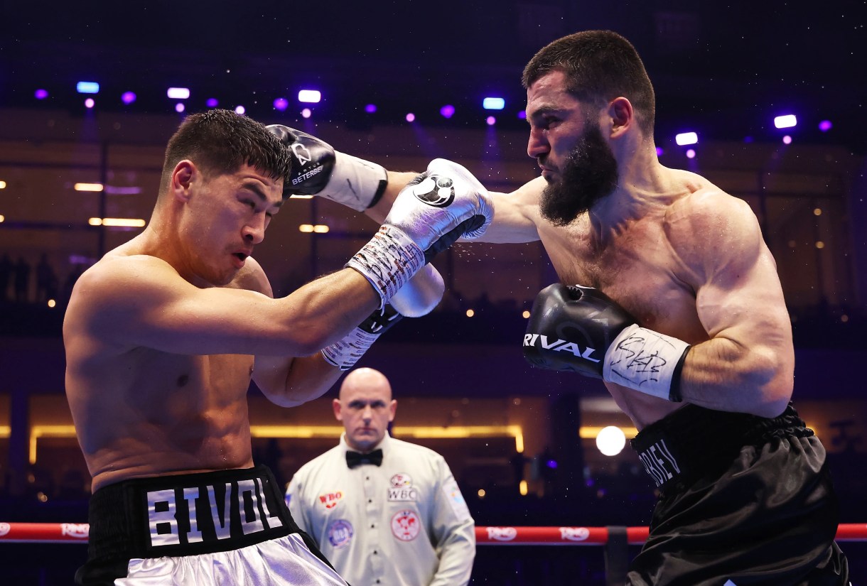 مستوحاة من Dmitry Bivol Avenges خسارة Artur Beterbiev في فيلم Triller بلا منازع 7 بيتيربييف ، إلى اليمين ، كان لحظاته ، مع القتال تستعد ناعما في منتصف الطريق