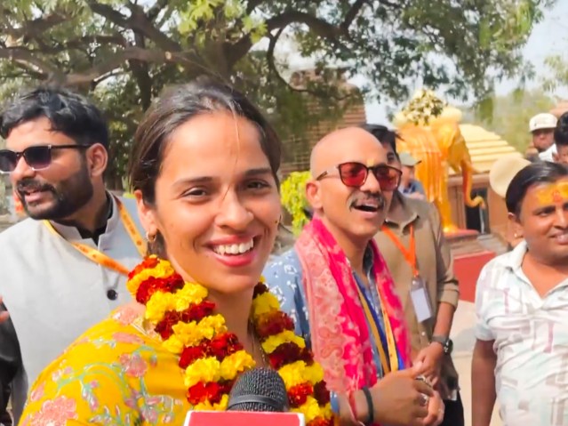 bjk0oeb saina nehwal Olympic Medallist Shuttler Saina Nehwal Visits Maha Kumbh With Father