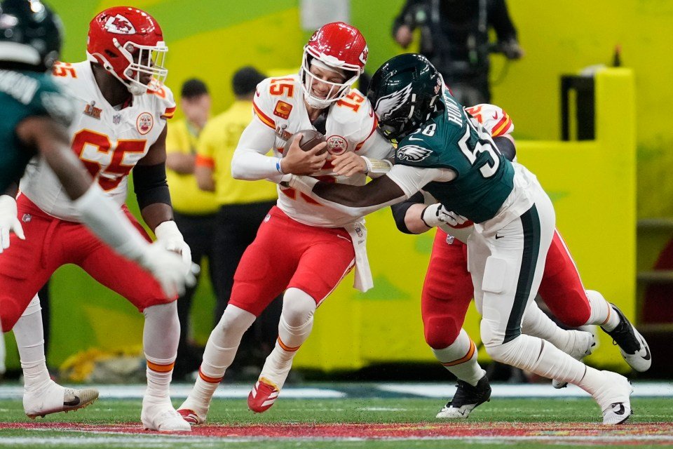 باتريك ماهومز وترافيس كيلس في رعب سوبر بول مع زعماء دمرهم النسور - وحتى تايلور سويفت 9 باتريك ماهومز معالجة من قبل Jalyx Hunt خلال مباراة كرة قدم.