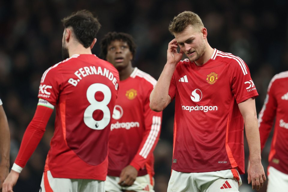 يقول غاري نيفيل إن فرقة MAN UTD أسوأ من توتنهام على الرغم من 420 مليون جنيه إسترليني في الإنفاق على النقل في العقد الماضي. 9 Matthijs de Ligt من مانشستر يونايتد يبحث عن الاكتئاب خلال مباراة الدوري الممتاز.