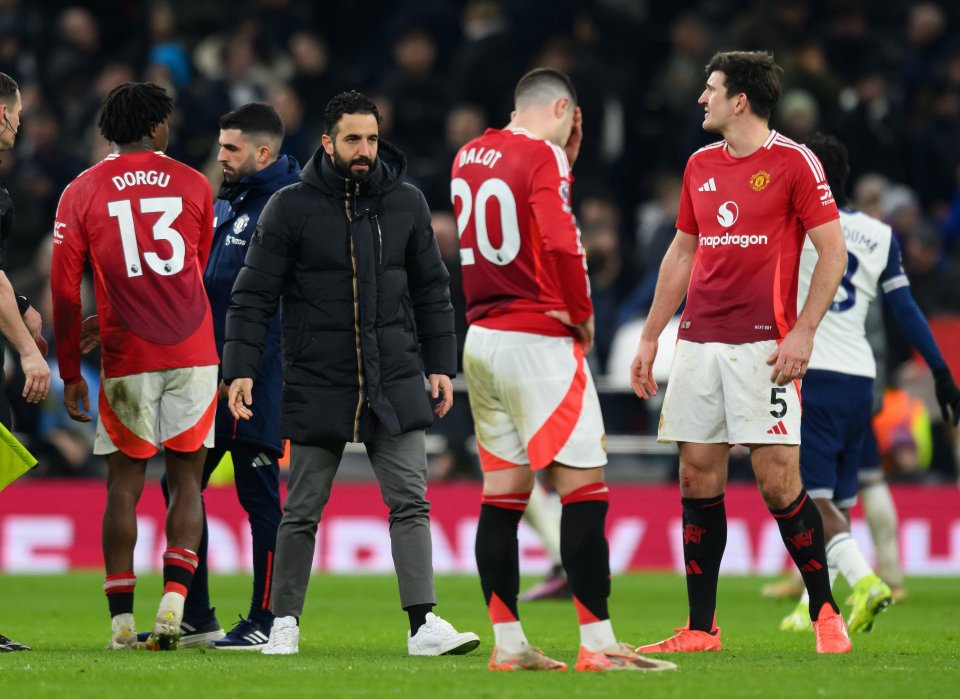 يقول غاري نيفيل إن فرقة MAN UTD أسوأ من توتنهام على الرغم من 420 مليون جنيه إسترليني في الإنفاق على النقل في العقد الماضي. 10 مدير مانشستر يونايتد واللاعبين الذين ينظرون إلى الاكتئاب بعد مباراة.