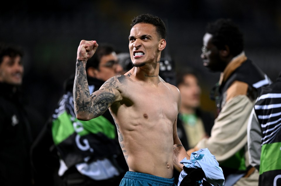 يستمر إحياء مهنة أنتوني المذهل مع قيام Man UTD Flop بإدراك هدف Betis الرابع في عشر مباريات 6 أنتوني من ريال ريال بيتيس يحتفل بالنصر.