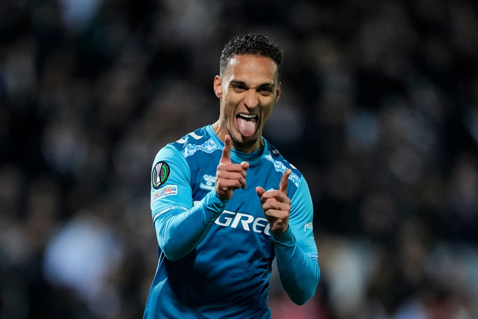 يستمر إحياء مهنة أنتوني المذهل مع قيام Man UTD Flop بإدراك هدف Betis الرابع في عشر مباريات 5 أنتوني دوس سانتوس من ريال بيتيس يحتفل بالهدف.