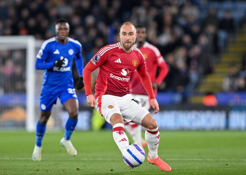 كريستيان إريكسن من مانشستر يونايتد يلعب كرة القدم.