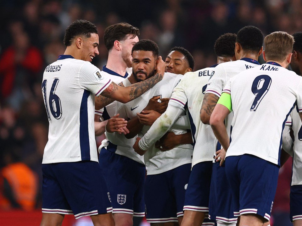 تبدأ ريس جيمس ماركس فيرست إنجلترا بعد عامين ونصف من إصابة مع جائزة بيكهام التي تشبه بيكهام وجائزة MOTM لاعبي كرة القدم في إنجلترا يحتفلون بهدف.