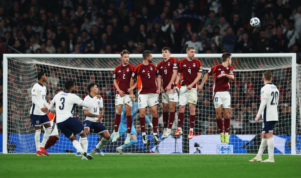 تبدأ ريس جيمس ماركس فيرست إنجلترا بعد عامين ونصف من إصابة مع جائزة بيكهام التي تشبه بيكهام وجائزة MOTM ريس جيمس يسجل هدفا لإنجلترا خلال مباراة كرة قدم.