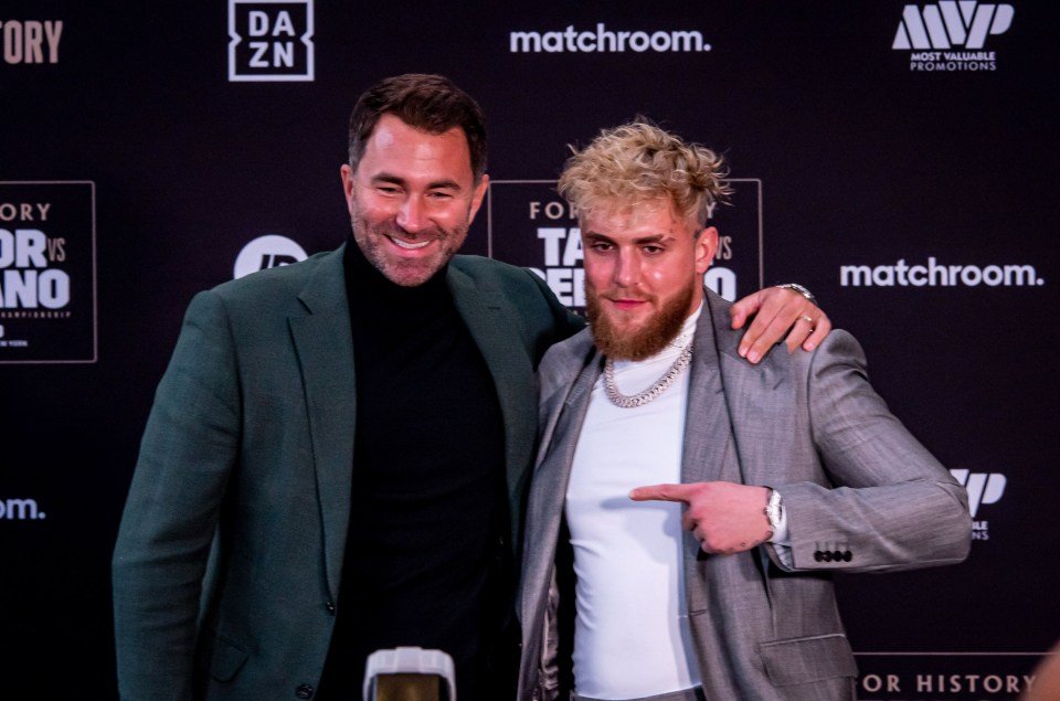 إدي هيرن وجيك بول في مؤتمر صحفي.