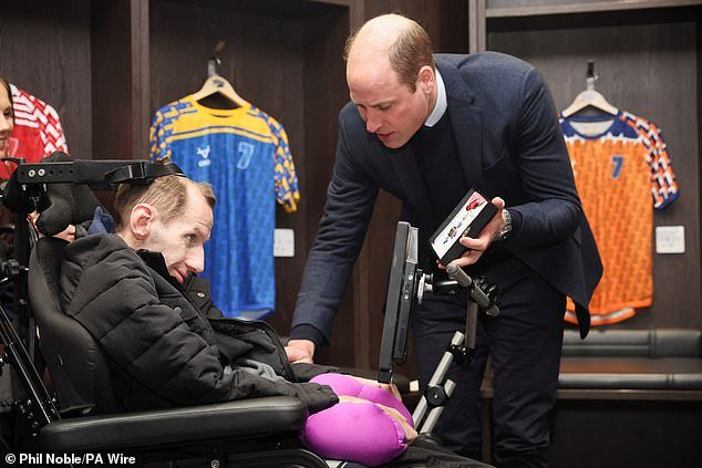 السبب الدقيق لـ MND غير معروف ، لكنه غالبًا ما يضرب أناسًا ويبدوين على ما يبدو. في الصورة ، قام روب بورو بعمل CBE من قبل أمير ويلز في يناير 2024