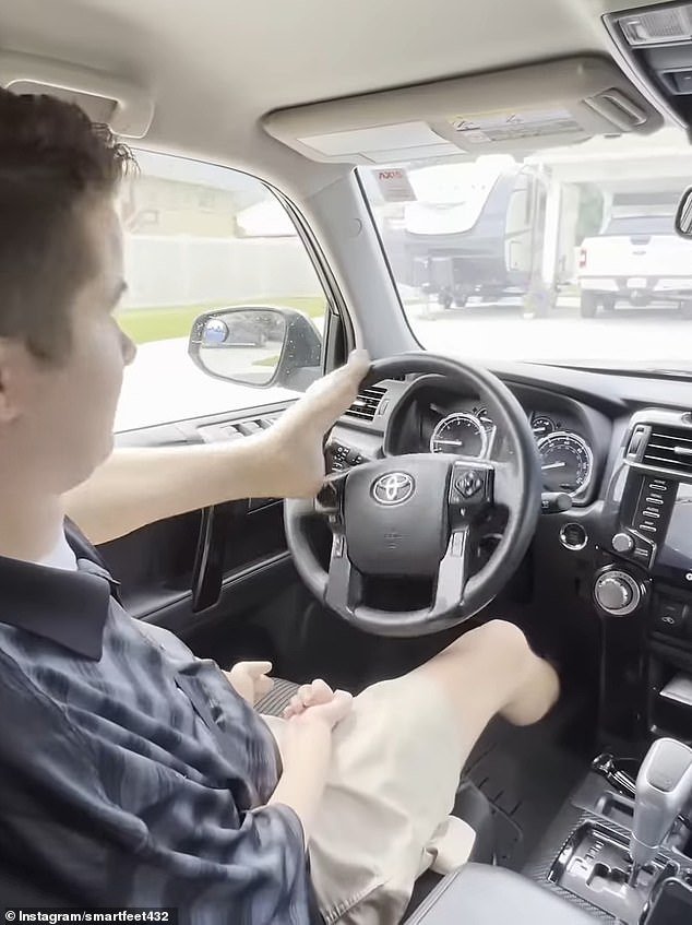 أنا آكل وأقود قدمي بعد أن فقدت ذراعي في حالة نادرة لدرجة أنه لم يتم تسميتها حتى عام 2014 7 مع بلوغ السيد سبنسر عمره 16 عامًا ، قرر والديه مساعدته في الحصول على رخصة قيادته وعلمه كيفية القيادة في موقف للسيارات