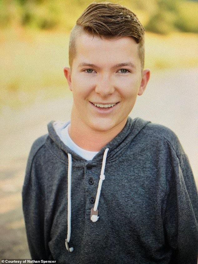 أنا آكل وأقود قدمي بعد أن فقدت ذراعي في حالة نادرة لدرجة أنه لم يتم تسميتها حتى عام 2014 6 لسنوات ، ظلت قضية السيد سبنسر لغزا ، ولكن في عام 2014 حدد مركز السيطرة على الأمراض الشرط الذي كان يعاني منه