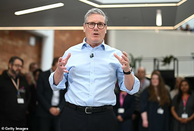 يدير NHS فاتورة بقيمة 80 مليون جنيه إسترليني على المترجمين للمرضى الذين لا يتحدثون الإنجليزية في غضون خمس سنوات فقط في وقت سابق من هذا الشهر ، أذهل رئيس الوزراء كير ستارمر (في الصورة) الأمة بعد أن أعلن أنه سيخفق NHS England