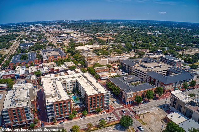 حقيقة رائعة عن المدينة التي يطلق عليها اسم العاصمة السريعة للوجبات السريعة لنا ... ومع ذلك تفتخر بأعلى متوسط العمر المتوقع في البلد 2 يبلغ متوسط العمر المتوقع بلانو 82.2 عامًا ، مما يضعه خلف أرلينغتون في فرجينيا ، حيث عاش سكانها في المتوسط 85.3 عامًا في عام 2024