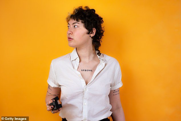 بدأ علماء الأعصاب في مقارنة أنماط نشاط الدماغ لدى الأفراد الذين يعانون من مرض التوحد وتنوع الهوية الجنسية لاستكشاف التداخل المحتمل (الصورة التي يطرحها نموذج)