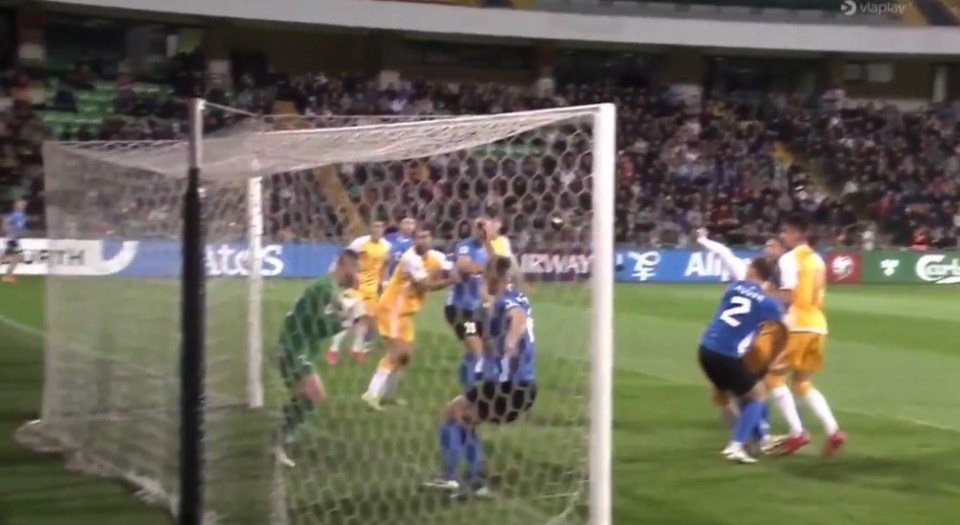 ينسى حارس المرمى تمامًا مكانه في أسرار أرقام تصفيات كأس العالم في استونيا لقطة شاشة لكرة القدم.