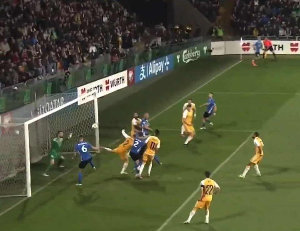 ينسى حارس المرمى تمامًا مكانه في أسرار أرقام تصفيات كأس العالم في استونيا لاعبي كرة القدم يتنافسون على الكرة بالقرب من الهدف.