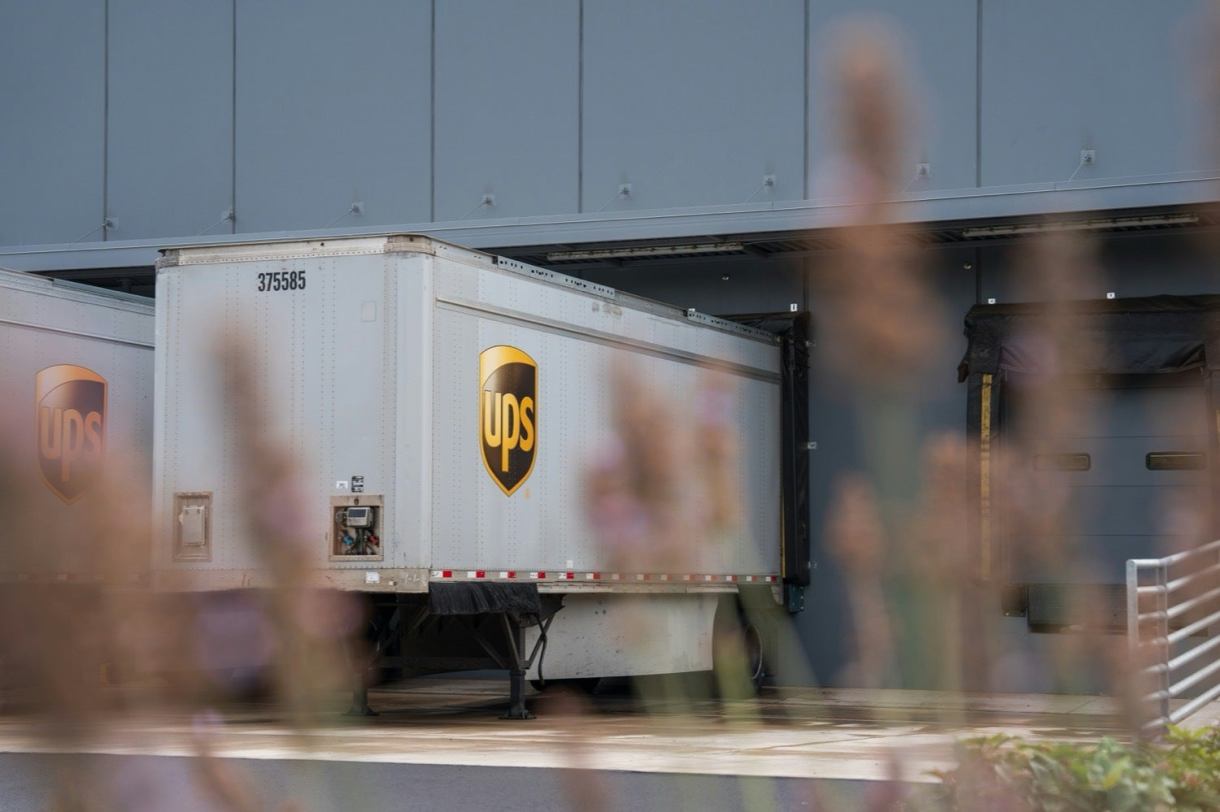 تم القبض على موظفي UPS عندما تم القبض عليهم لسرقة آلاف تسليم هاتف T-Mobile 2 صورة لشاحنة UPS أمام المبنى