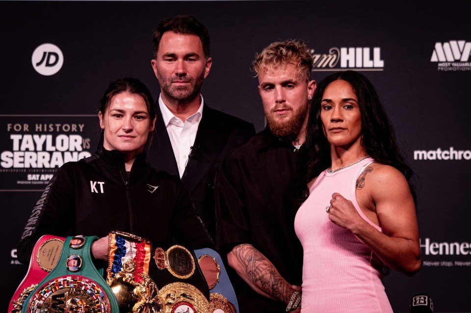 كاتي تايلور وأماندا سيرانو في مؤتمر صحفي مع إدي هيرن وجيك بول.