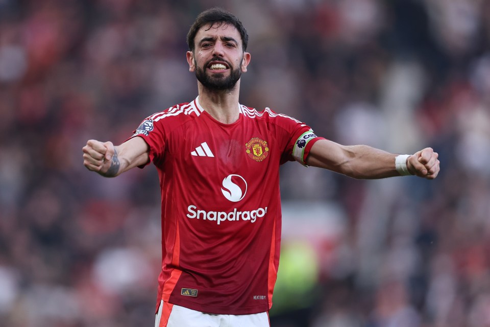 برونو فرنانديز من مانشستر يونايتد يحتفل بهدف.