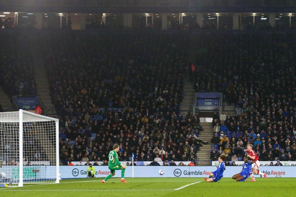 سجل Rasmus Hojlund هدفًا خلال مباراة Leicester City FC و Manchester United.