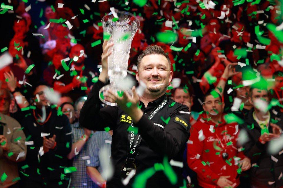 يحتفل كيرين ويلسون من إنجلترا بالفوز بكأس.