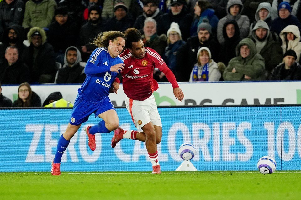 لاعبو ليستر سيتي ومانشستر يونايتد يقاتلون من أجل الكرة خلال مباراة الدوري الممتاز.