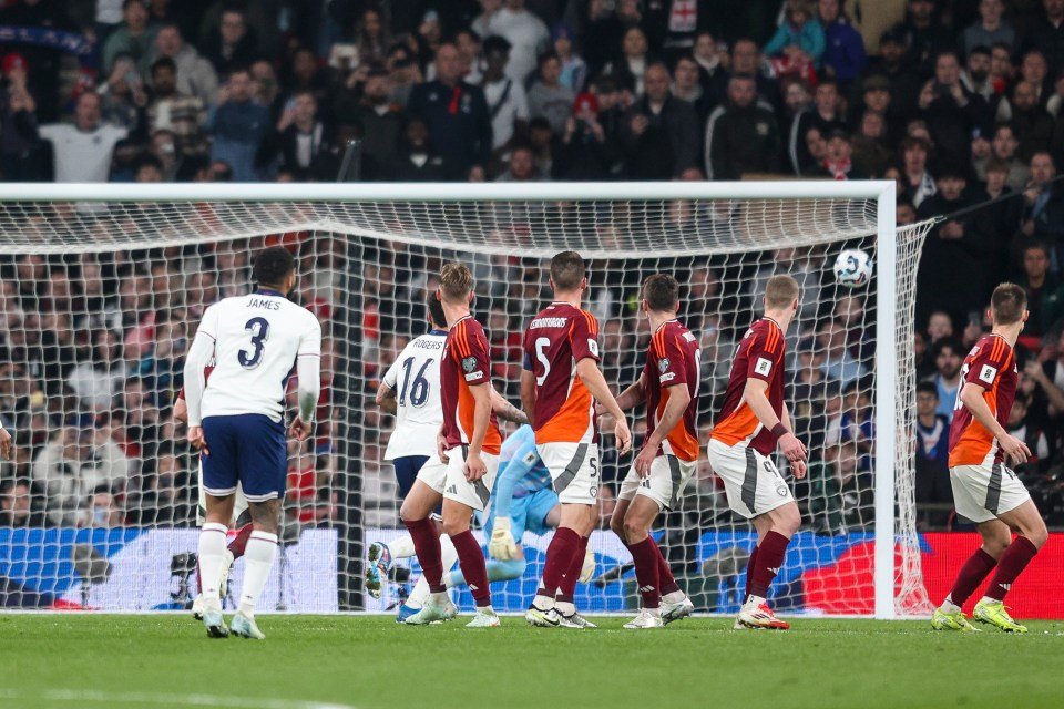 تبدأ ريس جيمس ماركس فيرست إنجلترا بعد عامين ونصف من إصابة مع جائزة بيكهام التي تشبه بيكهام وجائزة MOTM ريس جيمس من إنجلترا يسجل هدفا خلال مباراة كرة قدم.