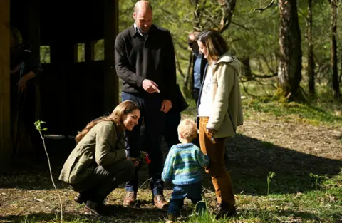 يشير رويترز وليام إلى طفل صغير بينما تتجول كاثرين بجوارهم