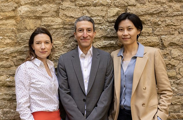 في الصورة ، المنتجات الطبية في أكسفورد ، الرئيس التنفيذي الدكتور كاميلا إيستر (يسار) ، كبير المسؤولين الطبيين البروفيسور هوتان الأشرفيان (المركز) وكبير مسؤولي الاستراتيجية الدكتور Xue Min (يمين)