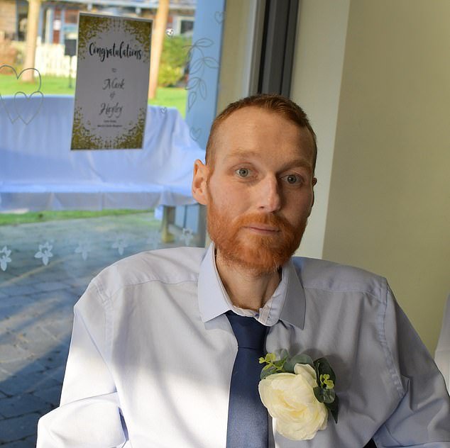 توفي مارك بشكل مأساوي في 30 يناير. تزوج من زوجته هايلي في Hospice في 12 يناير ، قائلاً عهوده على كرسي متحرك