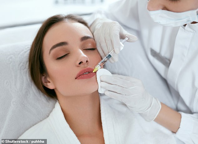 تقرير عام 2023 وجد أن الأكاديمية الأمريكية لجراحة التجميل والترميمة في الوجه وجدت أن ما يقرب من 75 في المائة من جراحي التجميل التي شملهم الاستطلاع قالوا إنهم يرون المزيد من الأشخاص الذين يطلبون من 30 عامًا ، بما في ذلك حشوات الشفاه