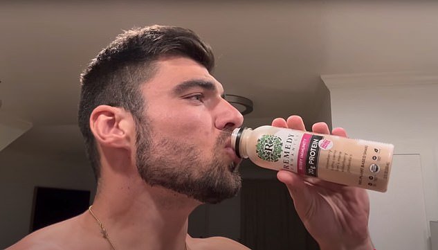 تم تخزين Alves يوميًا على بروتينات البروتين مثل Fairlife و Mre Blueberry Cobbler ، وعلامات تجارية أقل محاطة مثل البروتين الممتاز. ك 6'5"، رجل نشط 261 رطلاً ، كان بحاجة إلى حوالي 4500 سعرة حرارية (بروتين 95 جرام) يوميًا ، ولكن أسقطت 15080 جرام من البروتين من الهزات وحدها