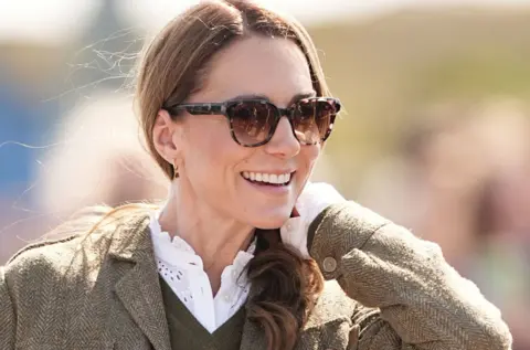 رويترز كاثرين ترتدي نظارة شمسية وسحب شعرها خلف رأسها