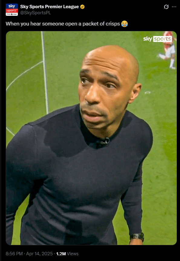 رجل يتفاعل مع صوت حزمة واضحة يتم فتحها.