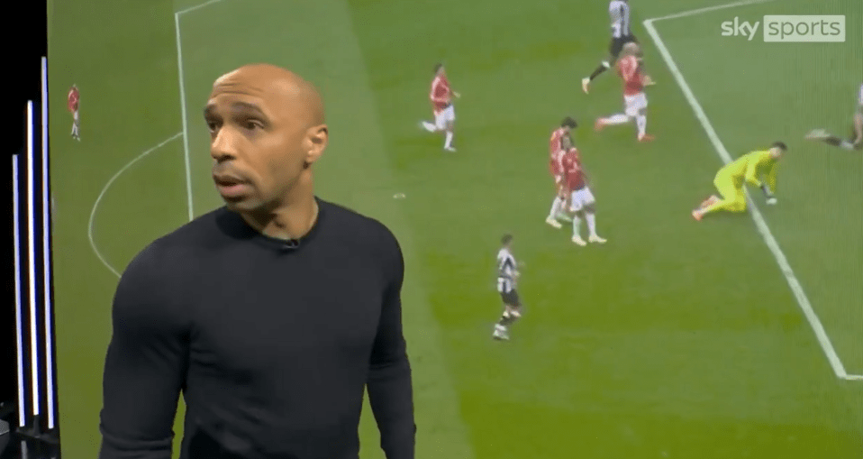 محلل كرة القدم يناقش لعبة.