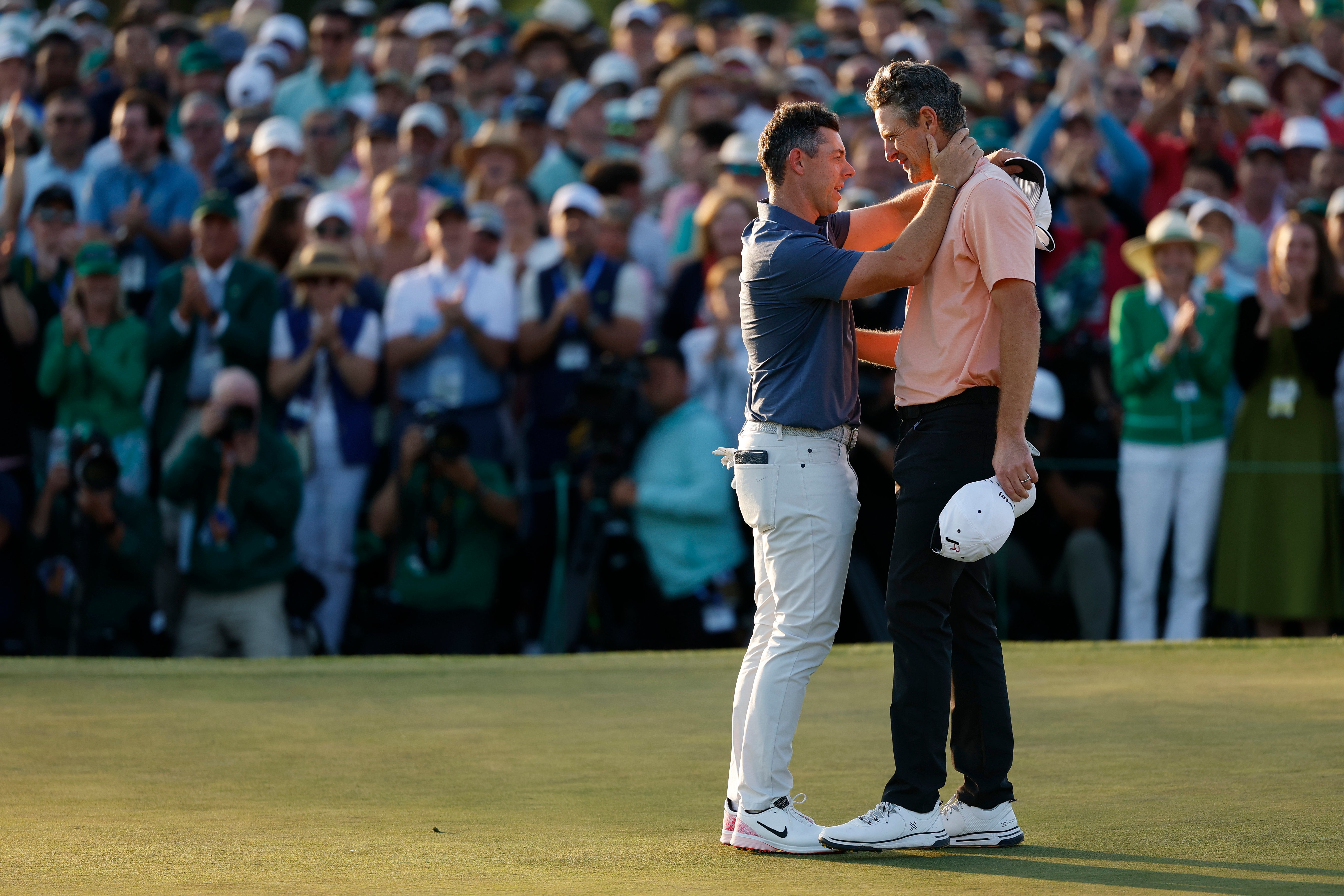 يعتنق McIlroy و Justin Rose بعد المباراة