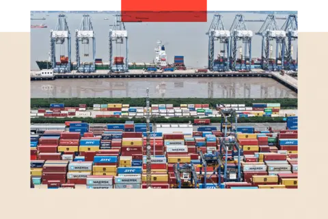 Getty Images Aerial View لحاويات الشحن التي تجلس في ميناء شنغهاي
